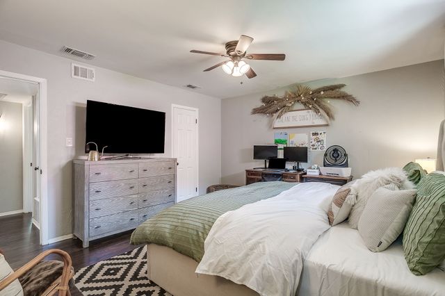 712 Poe Street, Azle, TX 76020