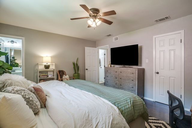 712 Poe Street, Azle, TX 76020
