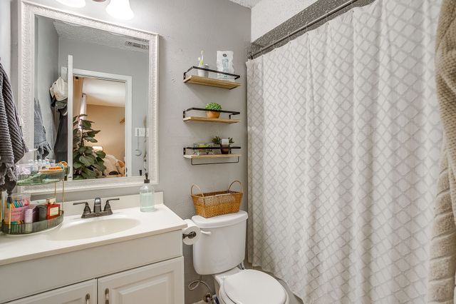 712 Poe Street, Azle, TX 76020