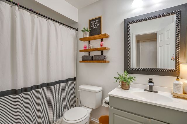 712 Poe Street, Azle, TX 76020