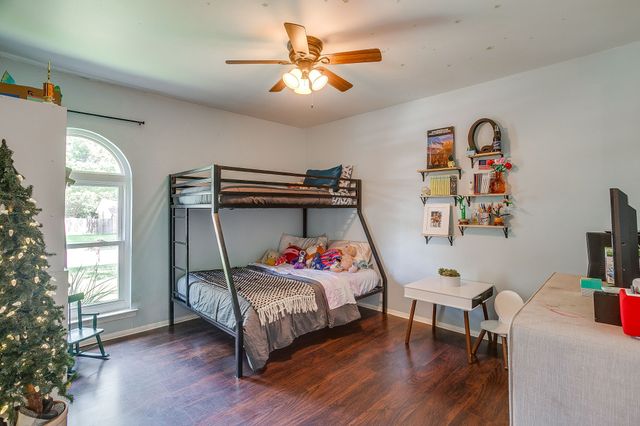 712 Poe Street, Azle, TX 76020
