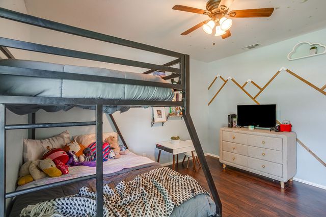 712 Poe Street, Azle, TX 76020