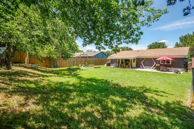 712 Poe Street, Azle, TX 76020