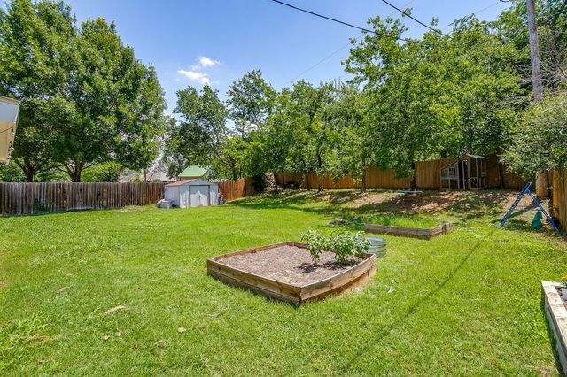 712 Poe Street, Azle, TX 76020