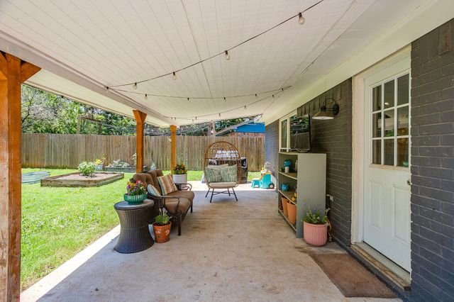 712 Poe Street, Azle, TX 76020