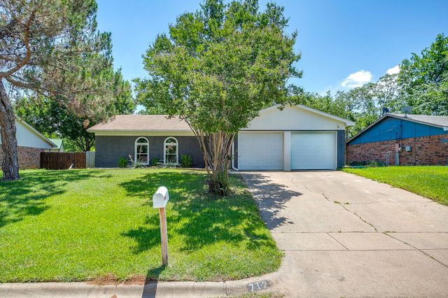 712 Poe Street, Azle, TX 76020