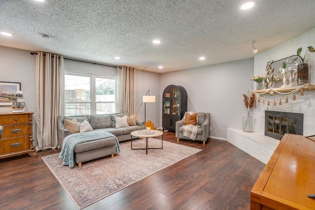 712 Poe Street, Azle, TX 76020