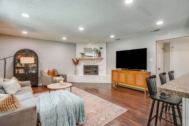 712 Poe Street, Azle, TX 76020