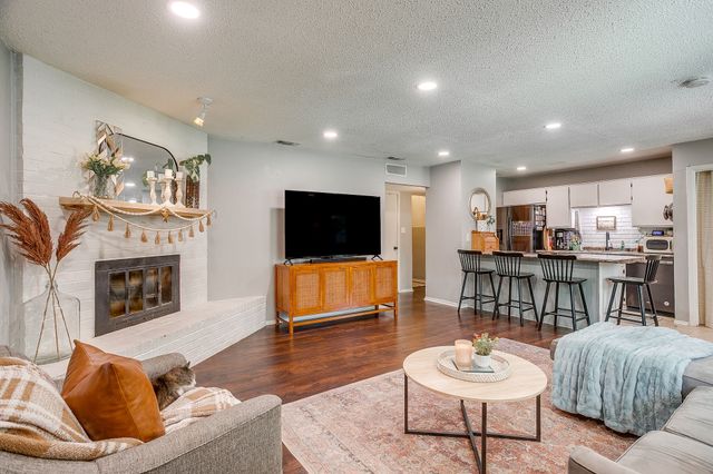 712 Poe Street, Azle, TX 76020
