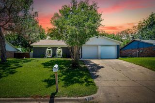 712 Poe Street, Azle, TX 76020
