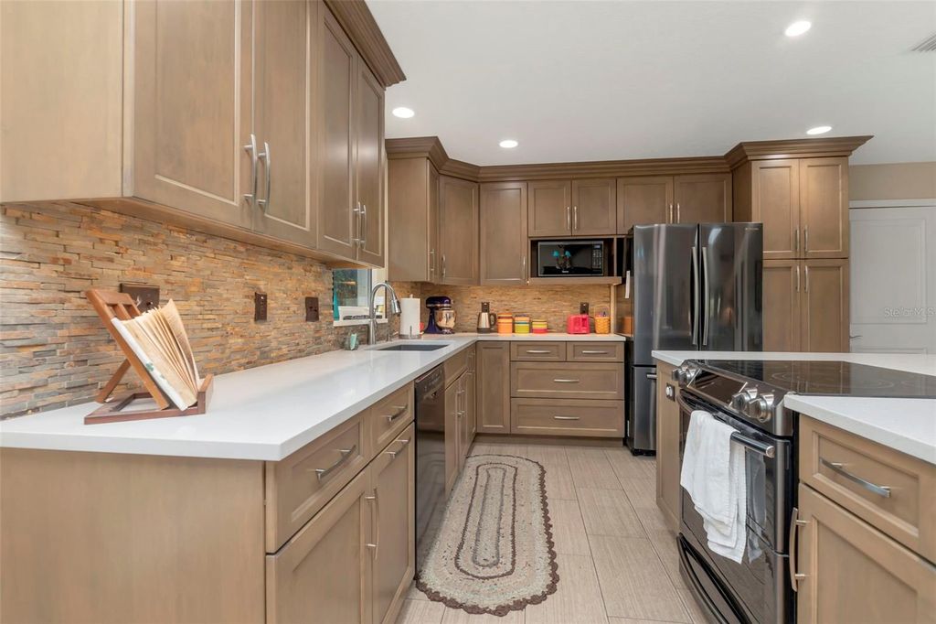 Image 25 of property listing at 13528 AVISTA DRIVE, Tampa, FL 33624