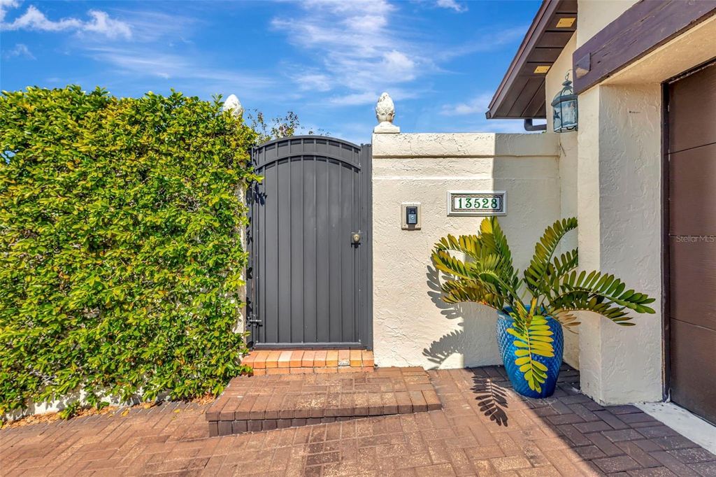 Image 6 of property listing at 13528 AVISTA DRIVE, Tampa, FL 33624