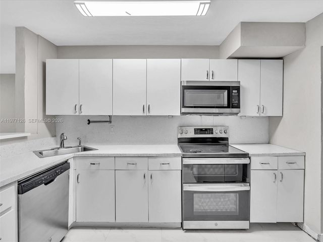 6800 Raleigh St, Hollywood, FL 33024