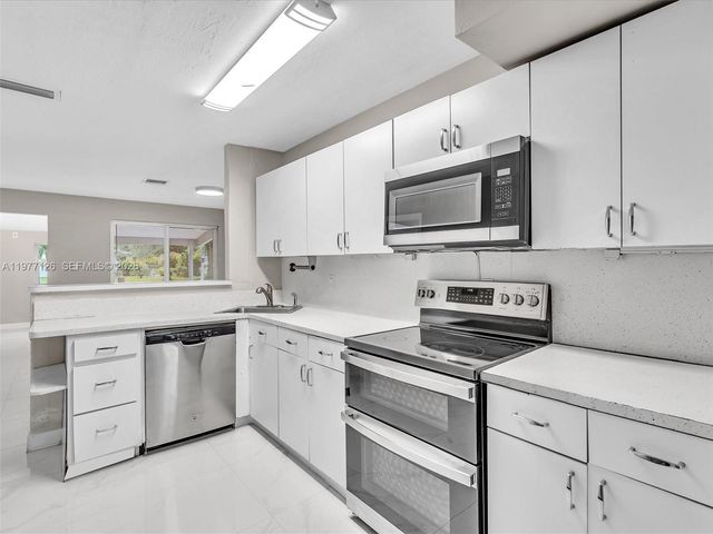 6800 Raleigh St, Hollywood, FL 33024