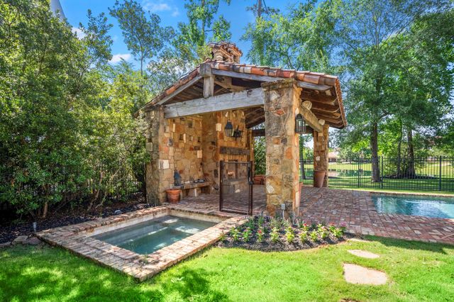 15 N Badger Lodge Circle, Spring, TX 77389