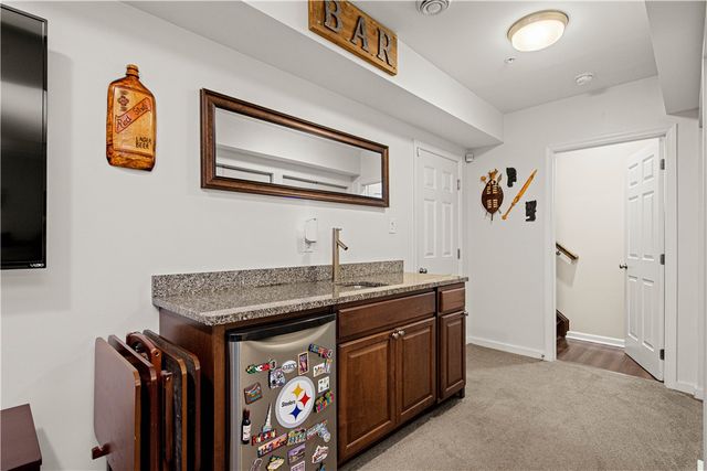 662 Freedom Dr, Collier Twp, PA 15106