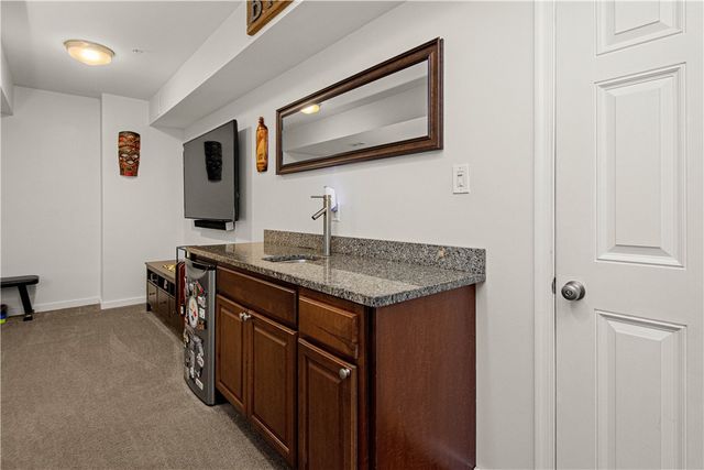 662 Freedom Dr, Collier Twp, PA 15106