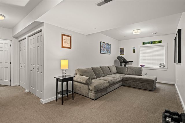 662 Freedom Dr, Collier Twp, PA 15106