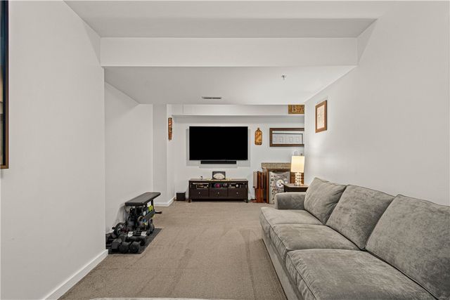 662 Freedom Dr, Collier Twp, PA 15106