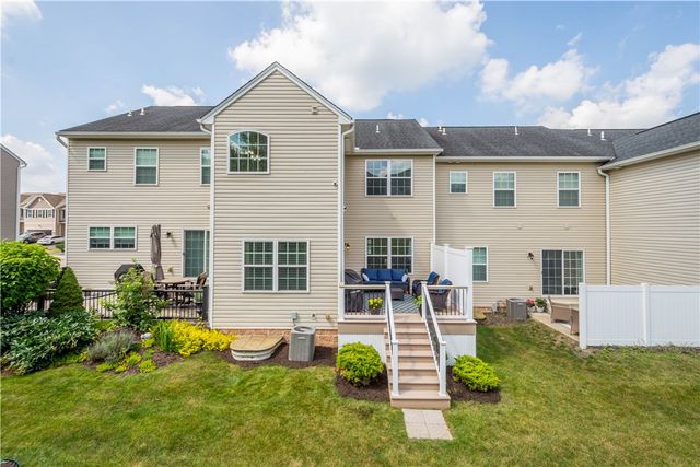 662 Freedom Dr, Collier Twp, PA 15106