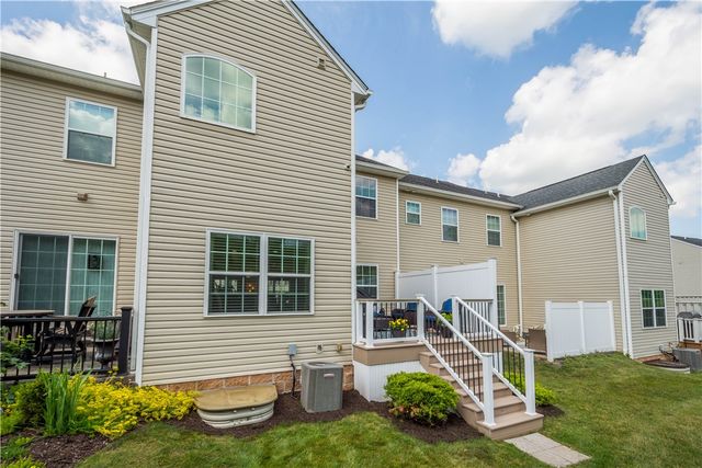 662 Freedom Dr, Collier Twp, PA 15106