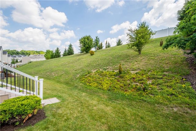 662 Freedom Dr, Collier Twp, PA 15106