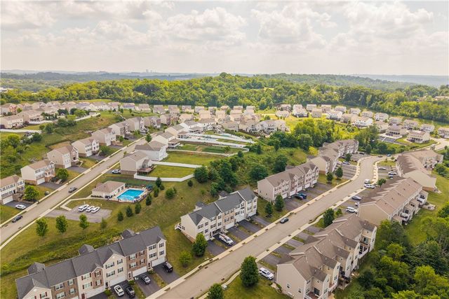 662 Freedom Dr, Collier Twp, PA 15106