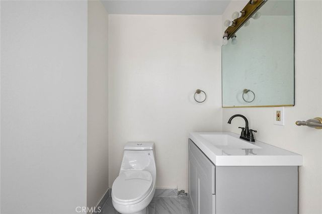 7049 Salisbury Road 2, West Hills, CA 91307