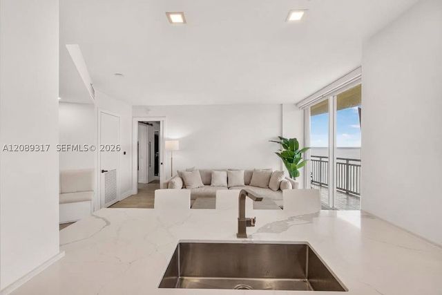 2475 Brickell Ave 2401, Miami, FL 33129