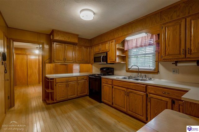 5828 Leitchfield Loop Road, Cecilia, KY 42724