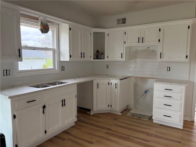 3316 S Gardner Road, Oak Grove, MO 64075
