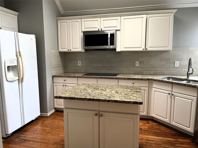 312 Moss Hill Road, Irving, TX 75063
