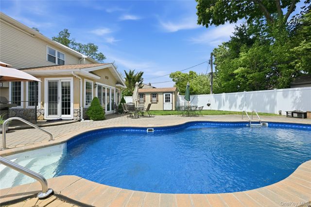 19 Berkshire Road, Bethpage, NY 11714