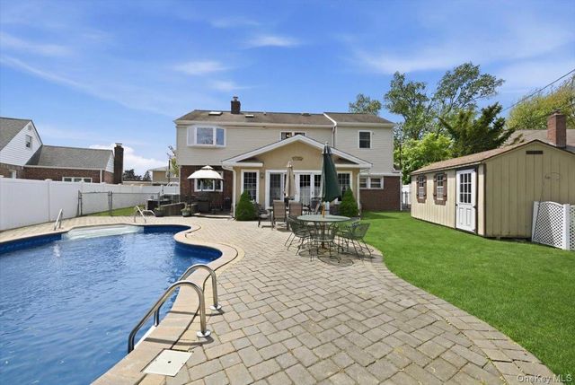 19 Berkshire Road, Bethpage, NY 11714