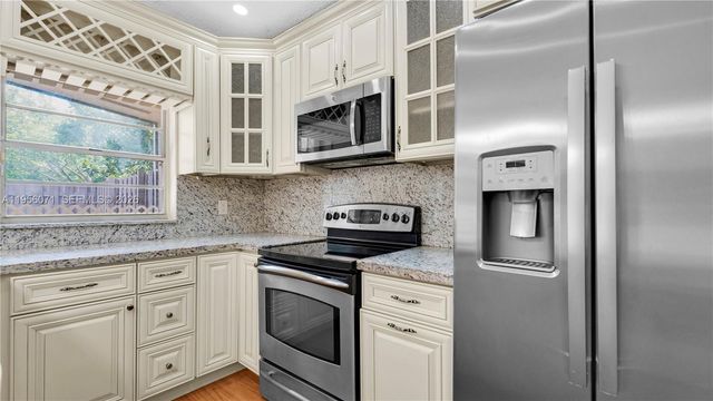 570 Woodgate Cir A, Sunrise, FL 33326