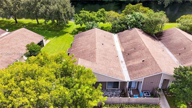 570 Woodgate Cir A, Sunrise, FL 33326