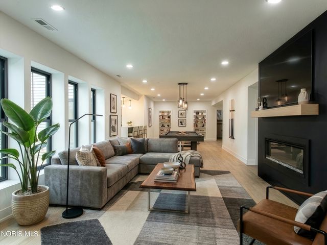 7261 Rolling Meadow Lane, Maumee, OH 43537