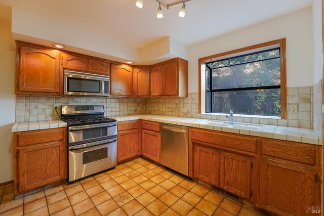 301 Toyon Rd, Ukiah, CA 95482