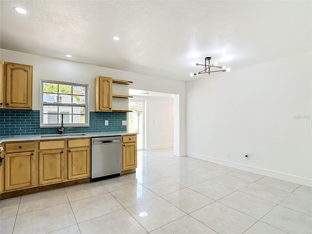 8639 MAY CIRCLE, Tampa, FL 33614