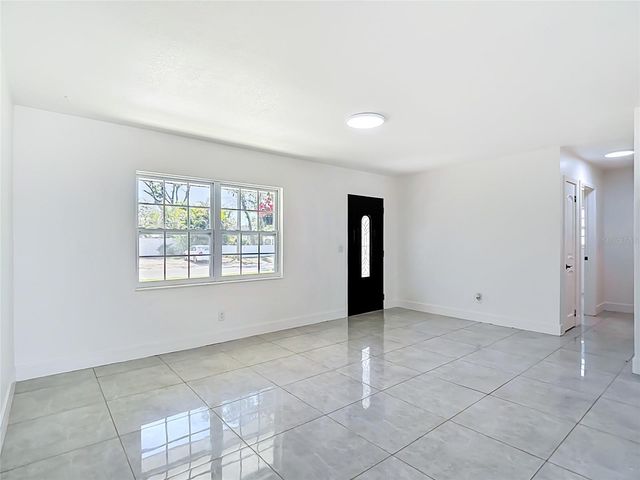8639 MAY CIRCLE, Tampa, FL 33614