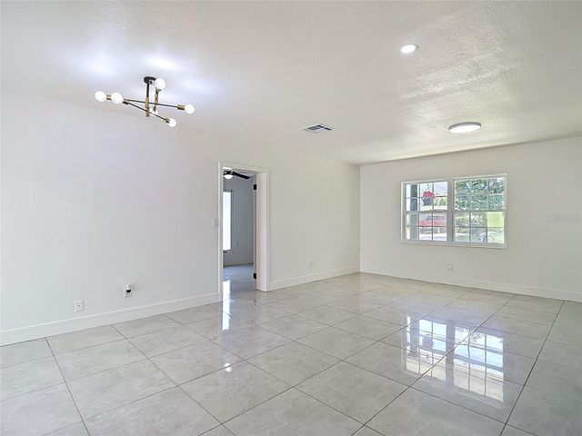 8639 MAY CIRCLE, Tampa, FL 33614