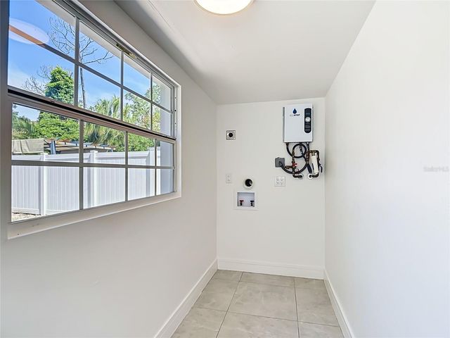 8639 MAY CIRCLE, Tampa, FL 33614