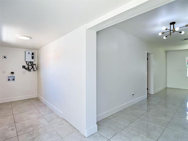 8639 MAY CIRCLE, Tampa, FL 33614