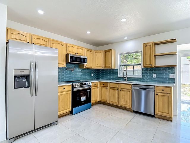 8639 MAY CIRCLE, Tampa, FL 33614