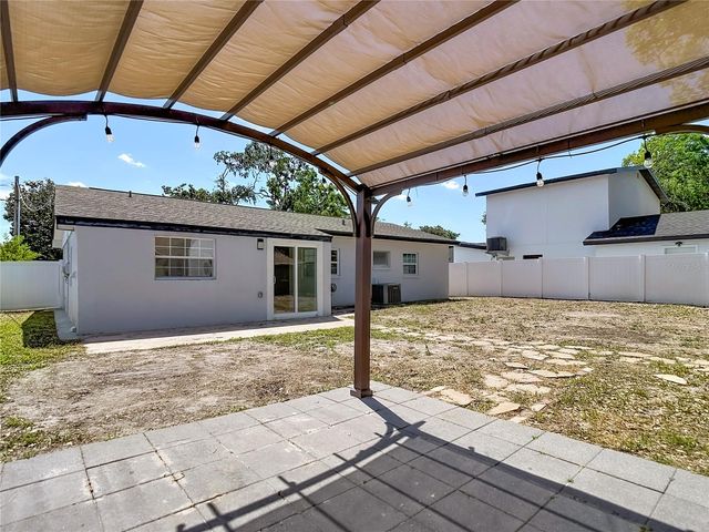 8639 MAY CIRCLE, Tampa, FL 33614