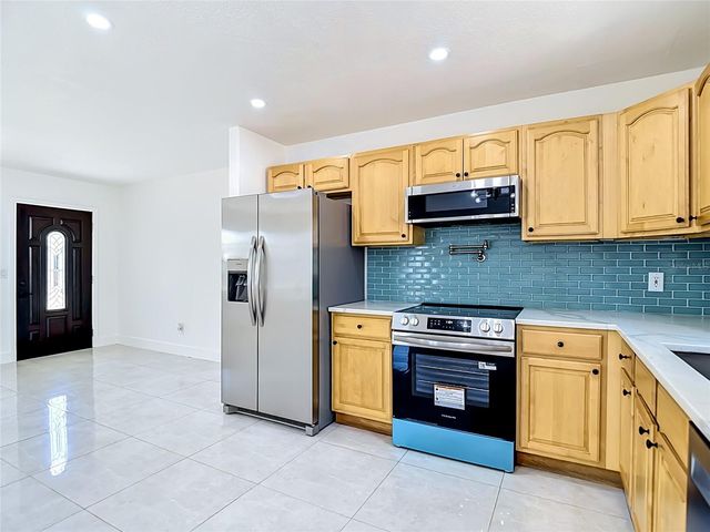8639 MAY CIRCLE, Tampa, FL 33614