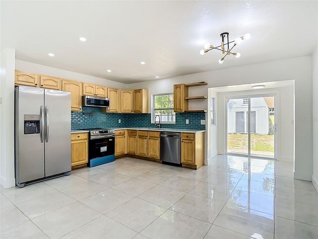 8639 MAY CIRCLE, Tampa, FL 33614