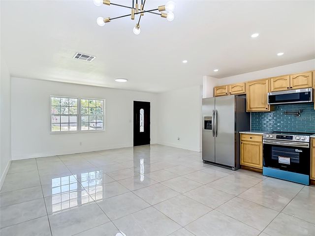 8639 MAY CIRCLE, Tampa, FL 33614
