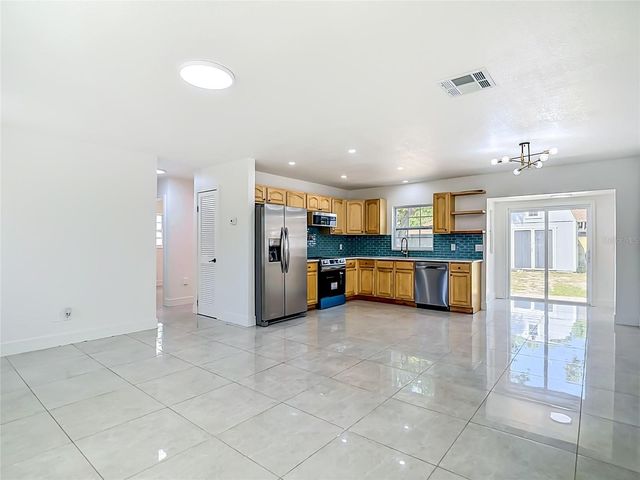 8639 MAY CIRCLE, Tampa, FL 33614