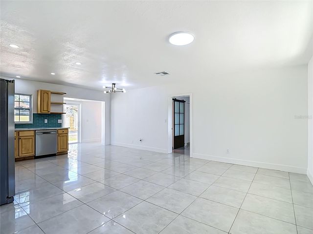 8639 MAY CIRCLE, Tampa, FL 33614
